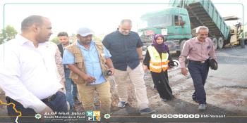 رئيس صندوق صيانة الطرق يتفقد أعمال الإسفلت في خط عبود بالعاصمة عدن ...