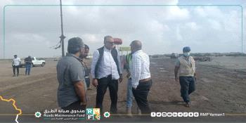 عدن..رئيس صندوق الطرق يتفقد الأعمال في  مشروع صيانة طريق  