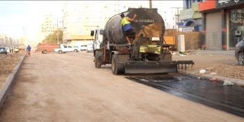 انطلاق رش مادة (MC) تمهيداً لسفلتة طريق التقنية – إنماء بالمنصورة لإنهاء معاناة المواطنين...