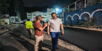 عدن..رئيس صندوق صيانة الطرق والجسور يدشن أعمال الإسفلت في مدخل الميدان بمديرية صيرة ...