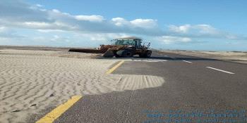 إزالة الرمال من طريق العلم – دوفس في أبين لتعزيز السلامة واستمرارية الحركة...