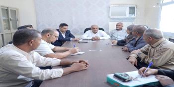 مدير عام الوحدة التنفيذية للمشاريع الممولة دولياً يترأس اجتماعاً لمناقشة خطط التطوير ورفع كفاءة الأد...