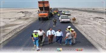 وزير الأشغال يتفقد أعمال سفلتة الخط الدولي (العلم – دوفس) بأبين ويؤكد تسريع مشاريع صيانة الطرق الحيو...