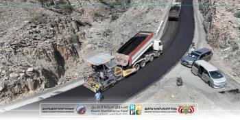 تواصل أعمال سفلتة طريق الشهيد أبو اليمامة ضمن مشروع التدخل الطارئ...