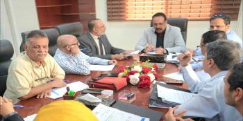 وزير الأشغال يترأس اجتماع لجنة المناقصات بصندوق صيانة الطرق بعدن ويؤكد تعزيز الشفافية وتسريع تنفيذ ا...