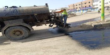 بدء أعمال رش مادة الـMC تمهيداً لسفلتة طريق جعار – باتيس بمحافظة أبين. ...